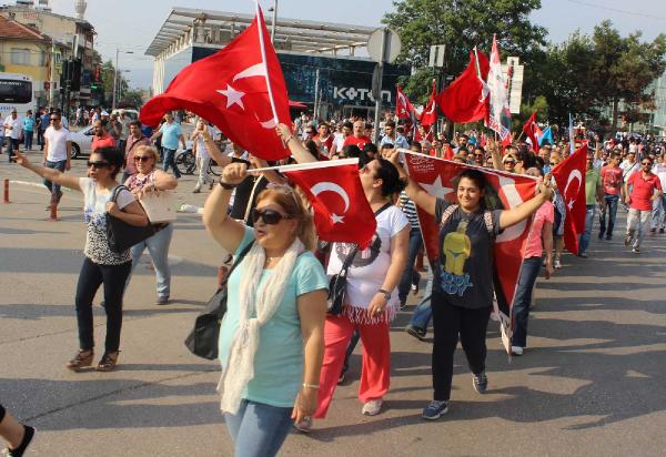 Sosyal medya aracılığıyla topranarak, şehitler için yürüdüler
