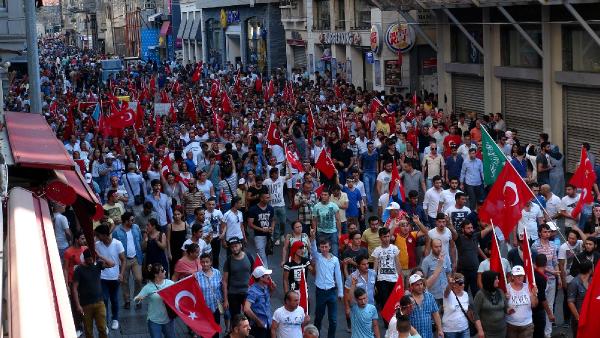 Beyoğlu'nda 'Şehitler İçin Ayağa Kalkıyoruz" yürüyüşü