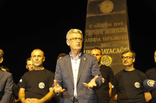Deprem kurbanları için 03.02 de denize karanfil bırakıldı