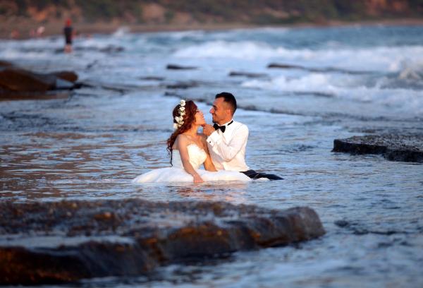 Düğün fotoğrafı için denize girdiler