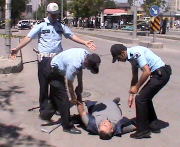 İşyerinin önünde polisleri görünce bayıldı