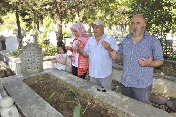 Deprem kurbanları için 03.02'de denize karanfil bırakıldı (2)