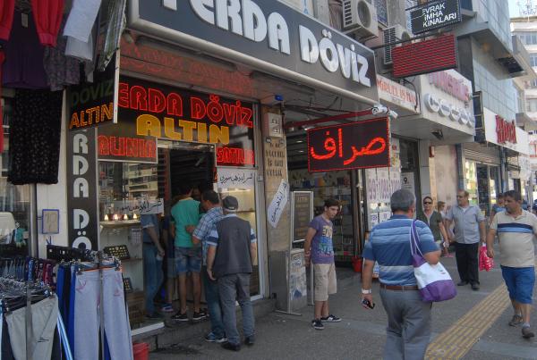 İzmir'de, Suriyeliler'le birlikte tabelalar değişti, can yeleği pazarı oluştu