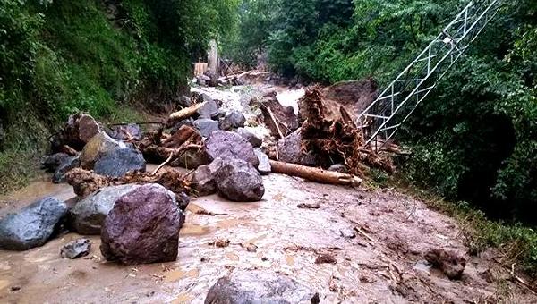 Rize’de şiddetli yağmur köy yollarını ulaşıma kapattı, hasara yol açtı
