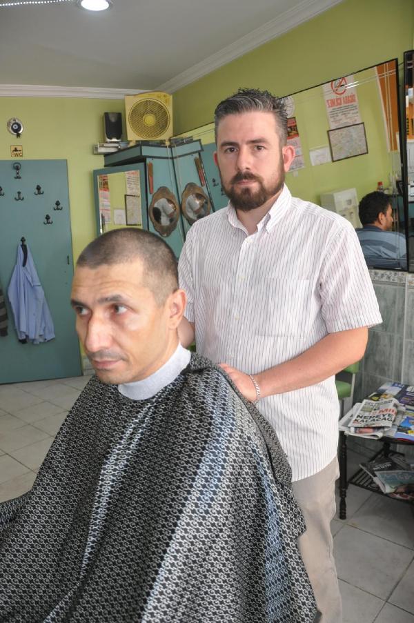 Depremzede berberden bedava tıraş