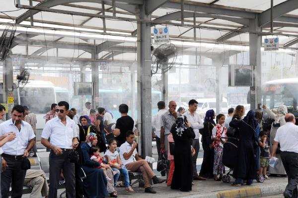 Belediyeden otobüs duraklarında su püskürten serinlik