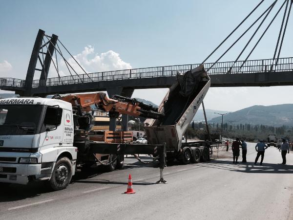 TIR'ın açılan dorsesi üst geçide çarptı