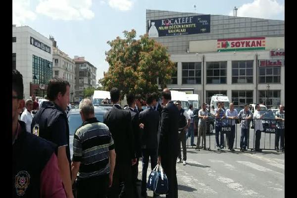 Şehit töreni sonrası koruma polislerinin arbedesi