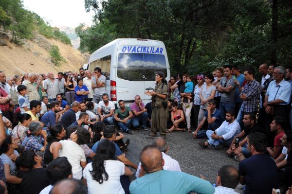 Tunceli'de yol kesen PKK'lılar 3 aracı yaktı