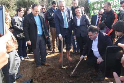Kınık'ta hatıra ormanı için ilk fidanlar toprakla buluştu