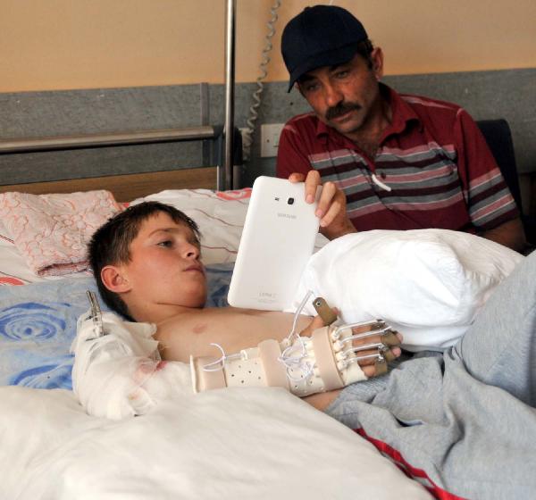 Burak, devrilen traktörün altından 3 saatte kurtarıldı