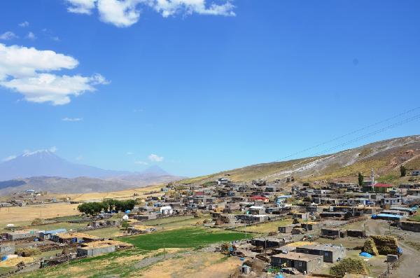 Evleri hasar gördü, camide kalıyorlar