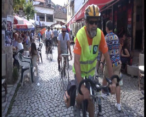 İzmir'den gelen 'Perşembe Akşamı Bisikletçileri' ile Kosovalı bisikletçiler Kosova turuna çıktı