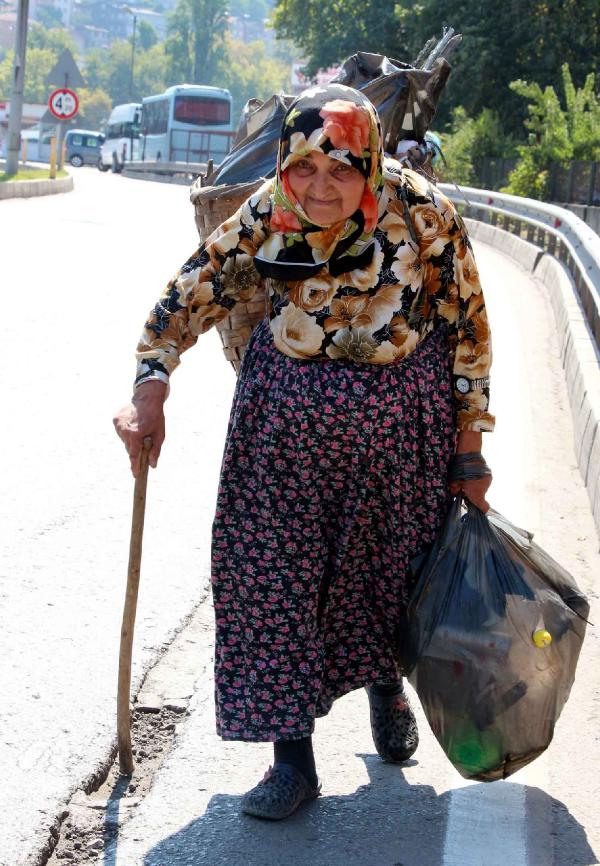 76 yaşında sırtında küfe ile ekmeğini kazanıyor