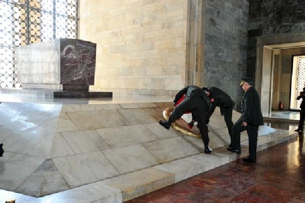 Emekliye ayrılacak olan Orgeneral Necdet Özel, Anıtkabir'i ziyaret etti