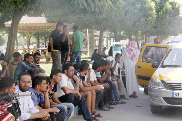 Suriyeliler kimlik kartı kuyruğuna girdi
