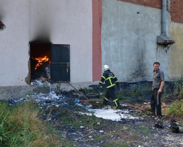 Uşak'ta elyaf fabrikasında korkutan yangın