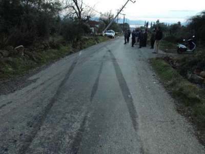 Otomobil elektrik direğine çarptı: 1'i ağır 5 yaralı