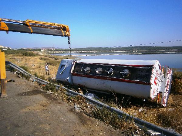 Devrilen tankerden dökülen 3.5 ton benzin tuzlaya karıştı