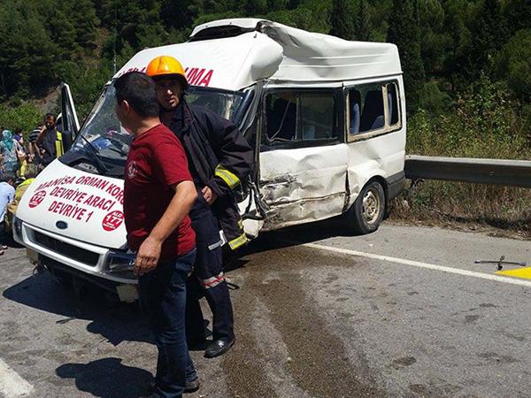 Yolcu otobüsü, orman denetlemenin minibüsüne çarptı: 1 ölü, 1 yaralı