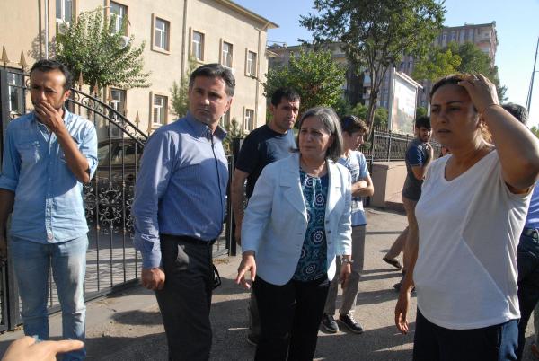 Sokağa çıkma yasağı olan Silvan'da çatışma; 1 ölü, 1 yaralı (3)