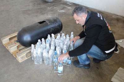 Otomobilin LPG tankından 45 şişe kaçak içki çıktı