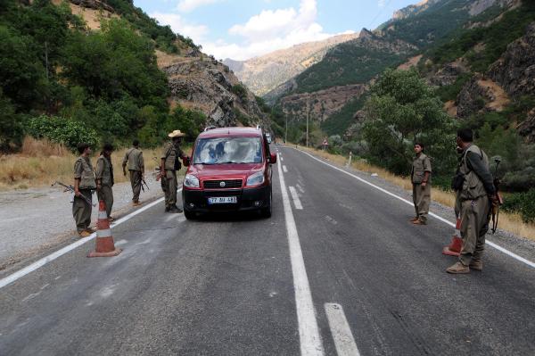PKK'lılar Tunceli'de Erzincan ve Ovacık karayollarını kesti