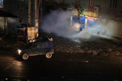 Silopi'de PKK'lılar, TIR'ları barikat olarak kullanıp polisle çatıştı