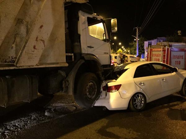 Freni boşalan kamyonun çarptığı otomobilin sürücüsü yaralandı