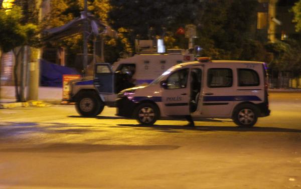 Van'da Ak Parti il binası yakınında patlayıcı dolu çanta