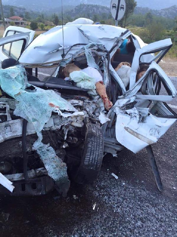 Akseki'de feci kaza: 5 ölü, 1 yaralı (2)