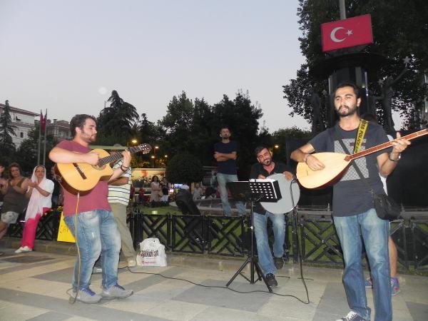 Engellenmek istenen müzisyenlerden konserli açıklama: Müziğe devam edeceğiz