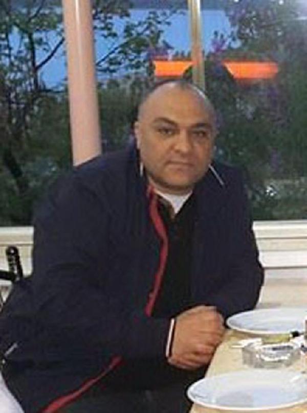 Çalışır haldeki otomobilinin yanında öldürülmüş olarak bulundu