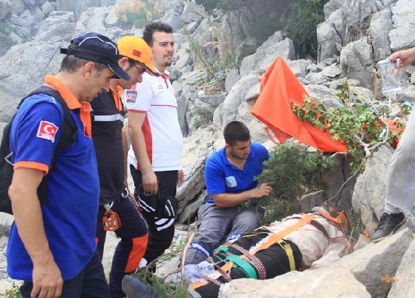Kayalıklardan düşen çoban, askeri helikopterle kurtarıldı