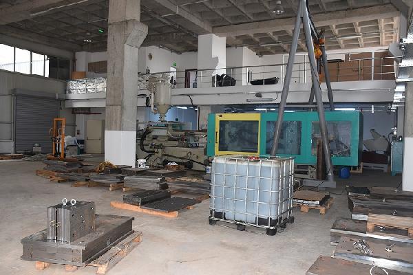 1 milyon lira harcama yaptığı fabrika binasına işletme ruhsatı verilmeyen işadamından afişli protesto