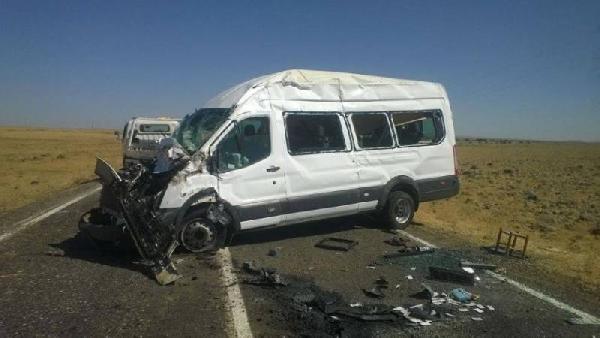 Viranşehir'de minibüsle kamyon çarpıştı: 16 yaralı
