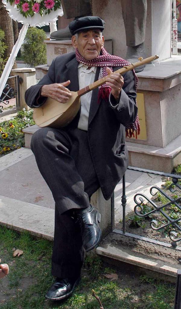 Saz ustası Hayri Dev'in ismi caddeye verildi