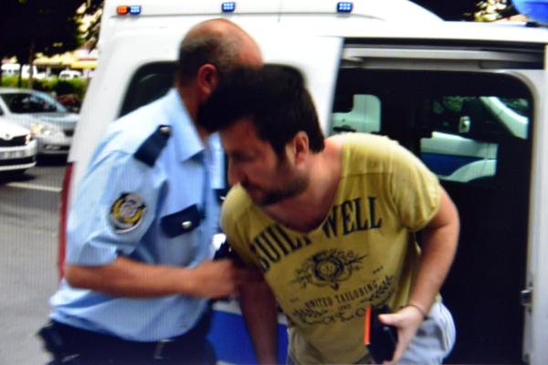 Teşhircilikle suçlanan cinayet sanığı polise 45 yıl hapis cezası istendi