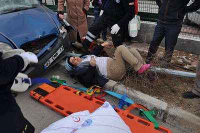 Kaldırımda yürürken otomobil çarpan hamile kadının karnındaki bebeği öldü
