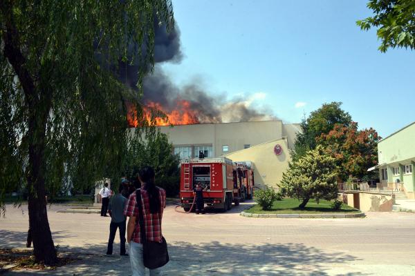 Selçuk Üniversitesi Veteriner Fakültesi’nde yangın (2)