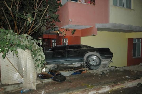 Önce yayaya çarptı sonra evin bahçesine girdi