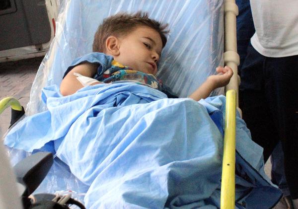 2’nci kattan düşen 3 yaşındaki çocuk ağır yaralandı