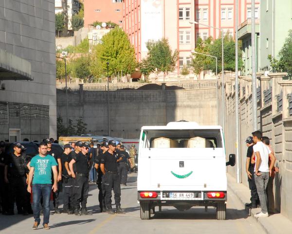 Siirt'te askeri araca bombalı saldırı; 8 şehit (4)