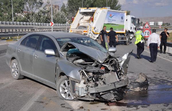 Çöp kamyonu ile otomobil çarpıştı: 4'ü çocuk 5 yaralı