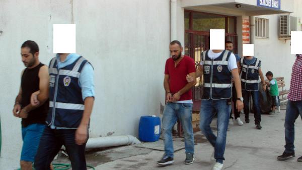 Ayvalık'ta 3 günde, 98 Suriyeli kaçak ile 11 organizatör yakalandı