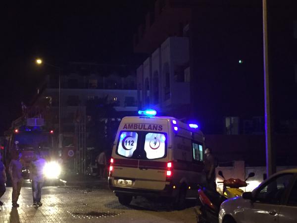 Otelde çıkan yangında turistler dumandan etkilendi