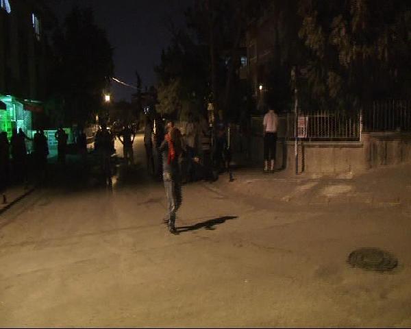 Teröre tepki eyleminde polise sarılan gence, polis müdürü biber gazı sıktı