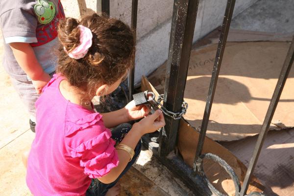 Cami, Suriyeliler'e kapatıldı