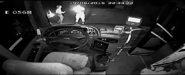 Molotoflu saldırı otobüs kamerasında