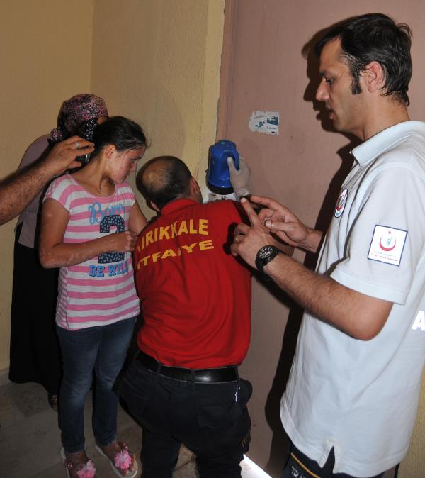 Yangın çıkışı kapısına parmağını sıkıştıran çoçuğun yardımına itfaiye yetişti